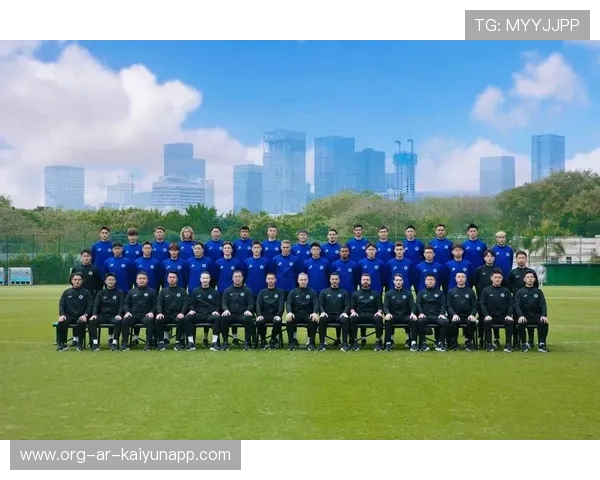 国内足球联赛球队轮番换阵，比赛局势扑朔迷离，中国足球队换人