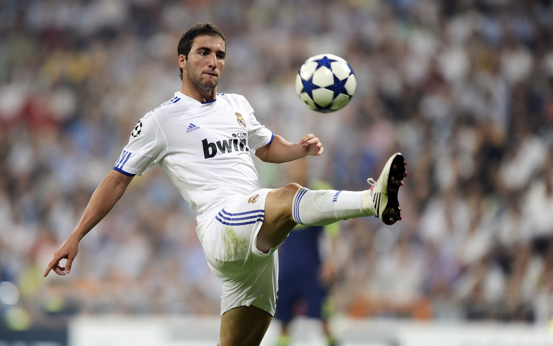 曼联在激烈争夺中获胜,积分逼近榜首位置